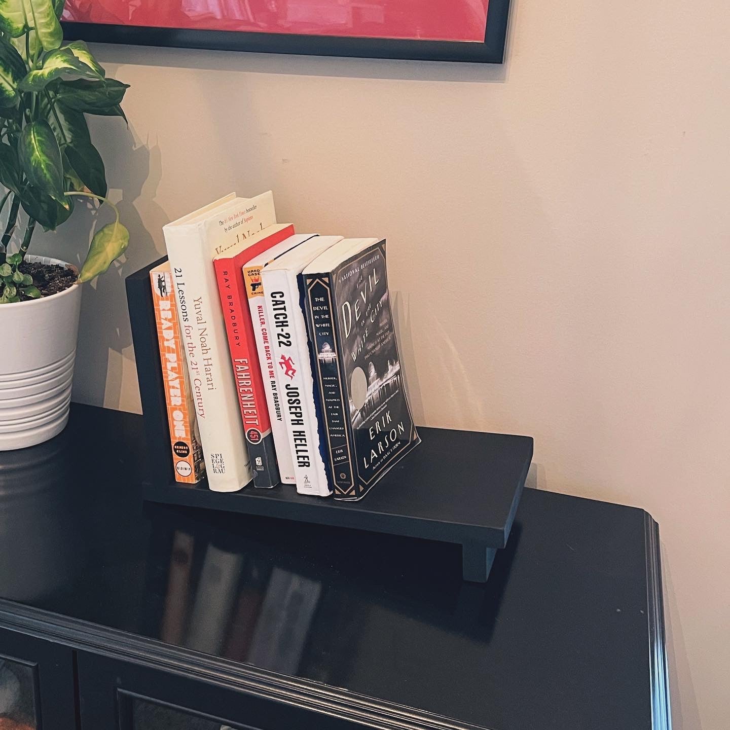 Slanted book shelf/book end